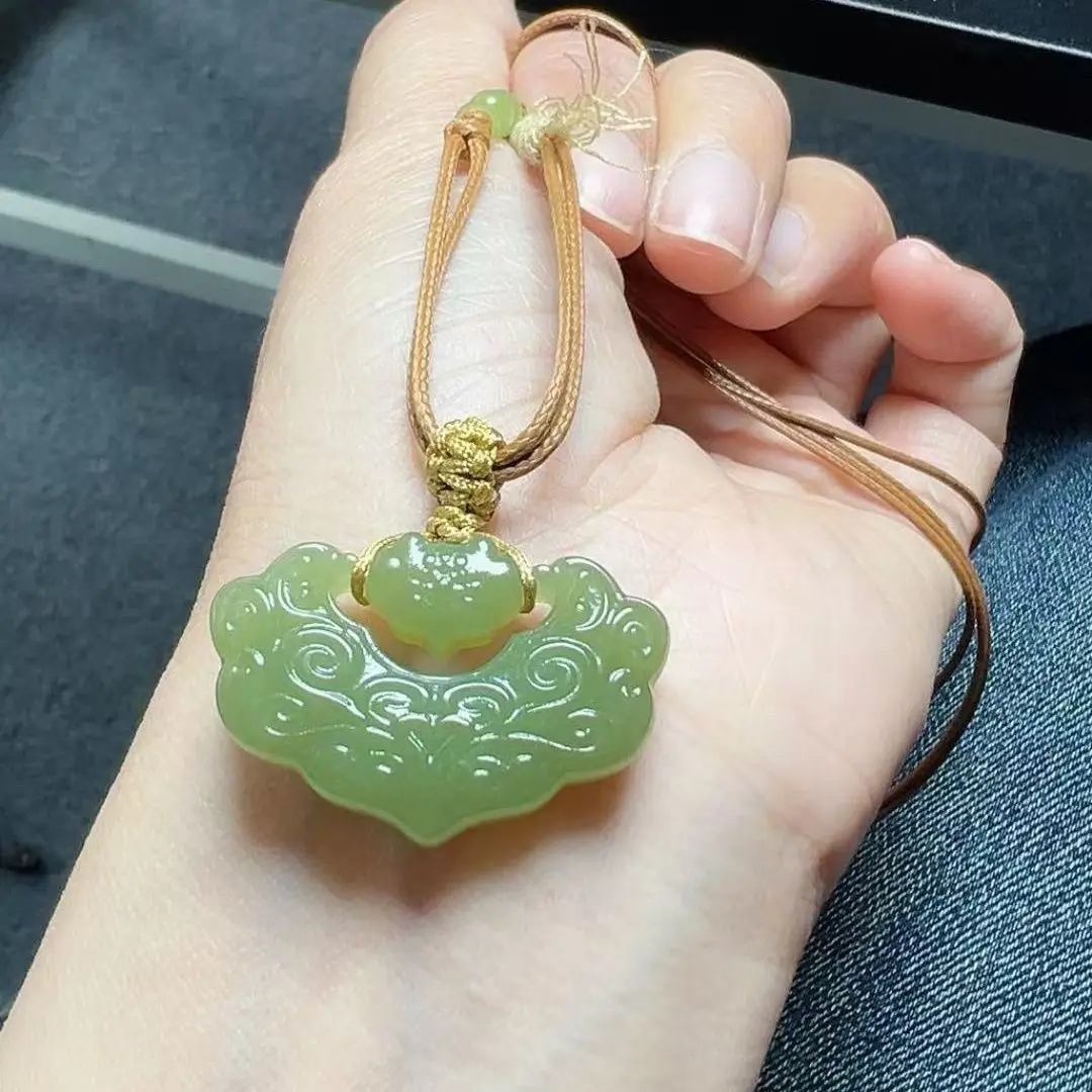 Brand new Hetian jade retro Ruyi baby lock men's and women's pendant jade pendant safety necklace national style Chinese jade pe
Brand new Hetian jade retro Ruyi baby lock men's and women's pendant jade pendant safety necklace national style Chinese jade pe