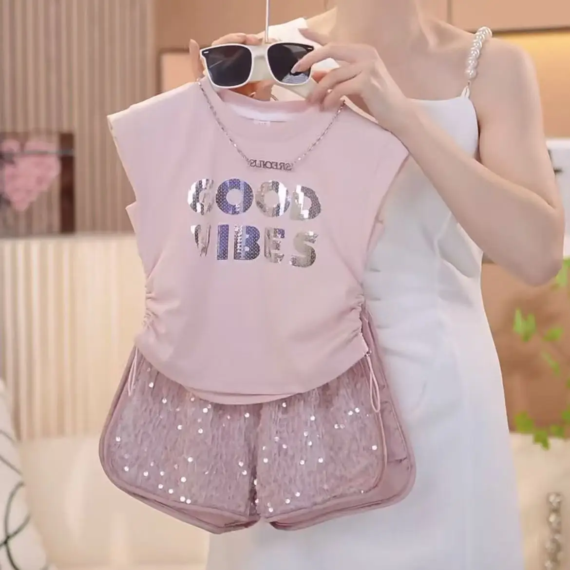 Girls' Summer Clothing Set New Children's Fashion Sleeveless T-shirt Shiny Shorts Two Piece Set Kids Outfits
Girls' Summer Clothing Set New Children's Fashion Sleeveless T-shirt Shiny Shorts Two Piece Set Kids Outfits