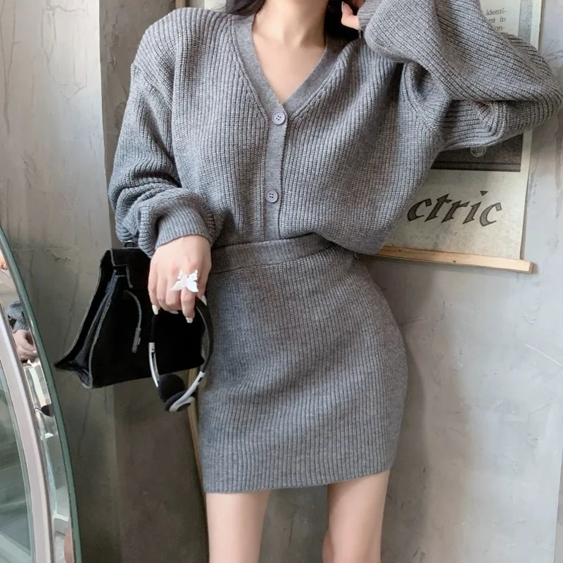Spring and Autumn Korean V-neck Temperament Knitted Cardigan+high Waisted Hip Hugging Skirt Two-piece Set
Spring and Autumn Korean V-neck Temperament Knitted Cardigan+high Waisted Hip Hugging Skirt Two-piece Set