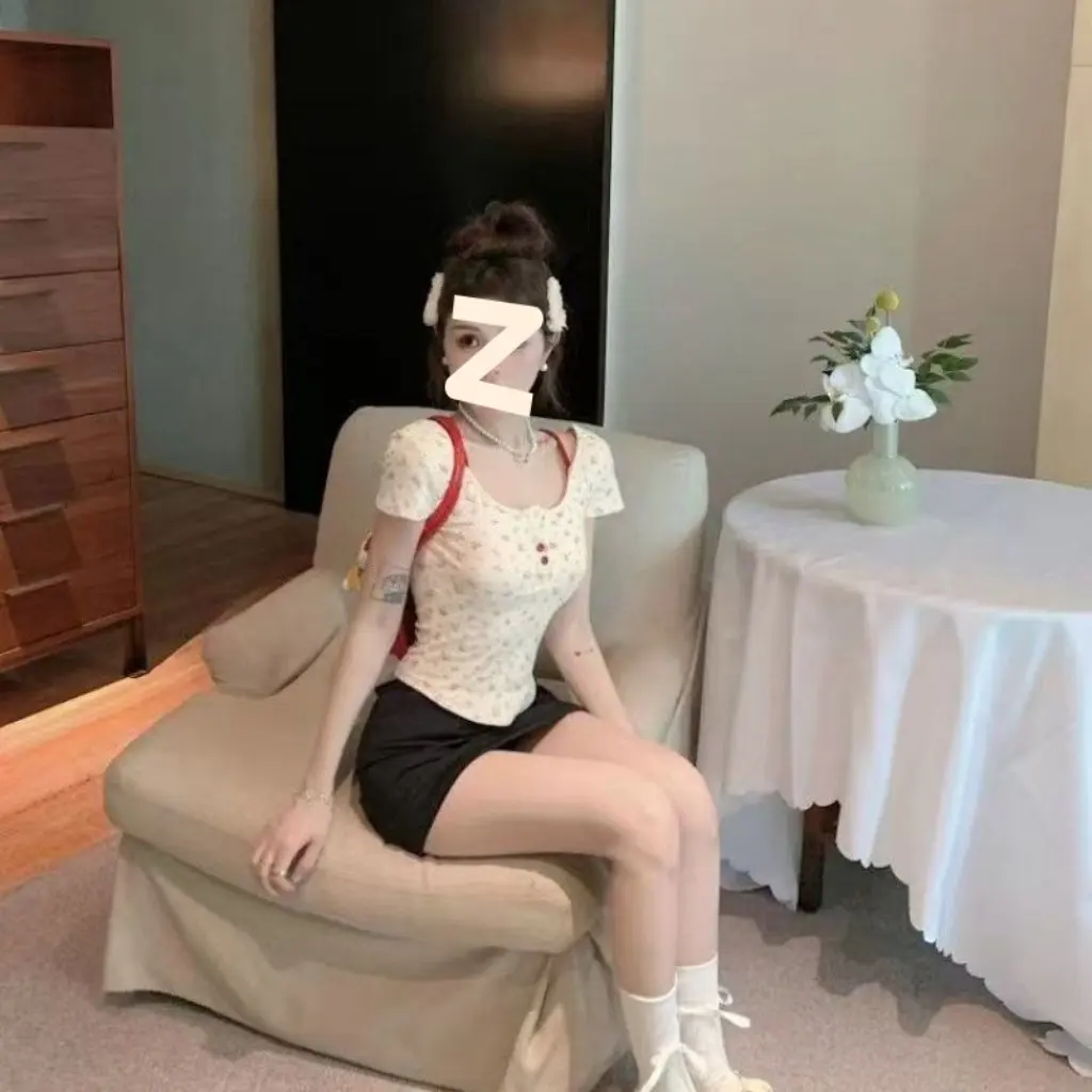 Женская футболка Pure Desire в корейском стиле с цветочным принтом и полуоткрытым воротником с короткими рукавами, летняя облегающая футболка высокого класса с плечами
Женская футболка Pure Desire в корейском стиле с цветочным принтом и полуоткрытым воротником с короткими рукавами, летняя облегающая футболка высокого класса с плечами