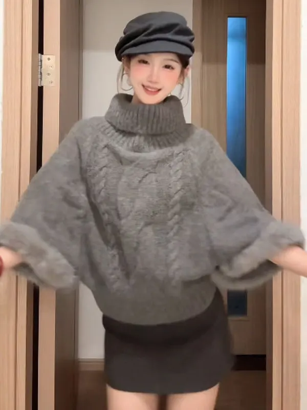 Вязаный свитер с высоким воротником: модный дизайн с узором «косы», уникальный и красивый топ для осени, сочетающий тепло и стиль.
Вязаный свитер с высоким воротником: модный дизайн с узором «косы», уникальный и красивый топ для осени, сочетающий тепло и стиль.