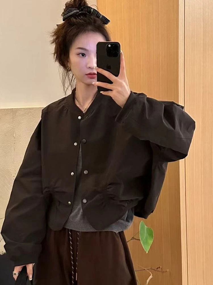 European Style Versatile Pleated Baseball Jacket for Women 2025 Fall Fresh Design Short Sleeve Jacket
European Style Versatile Pleated Baseball Jacket for Women 2025 Fall Fresh Design Short Sleeve Jacket