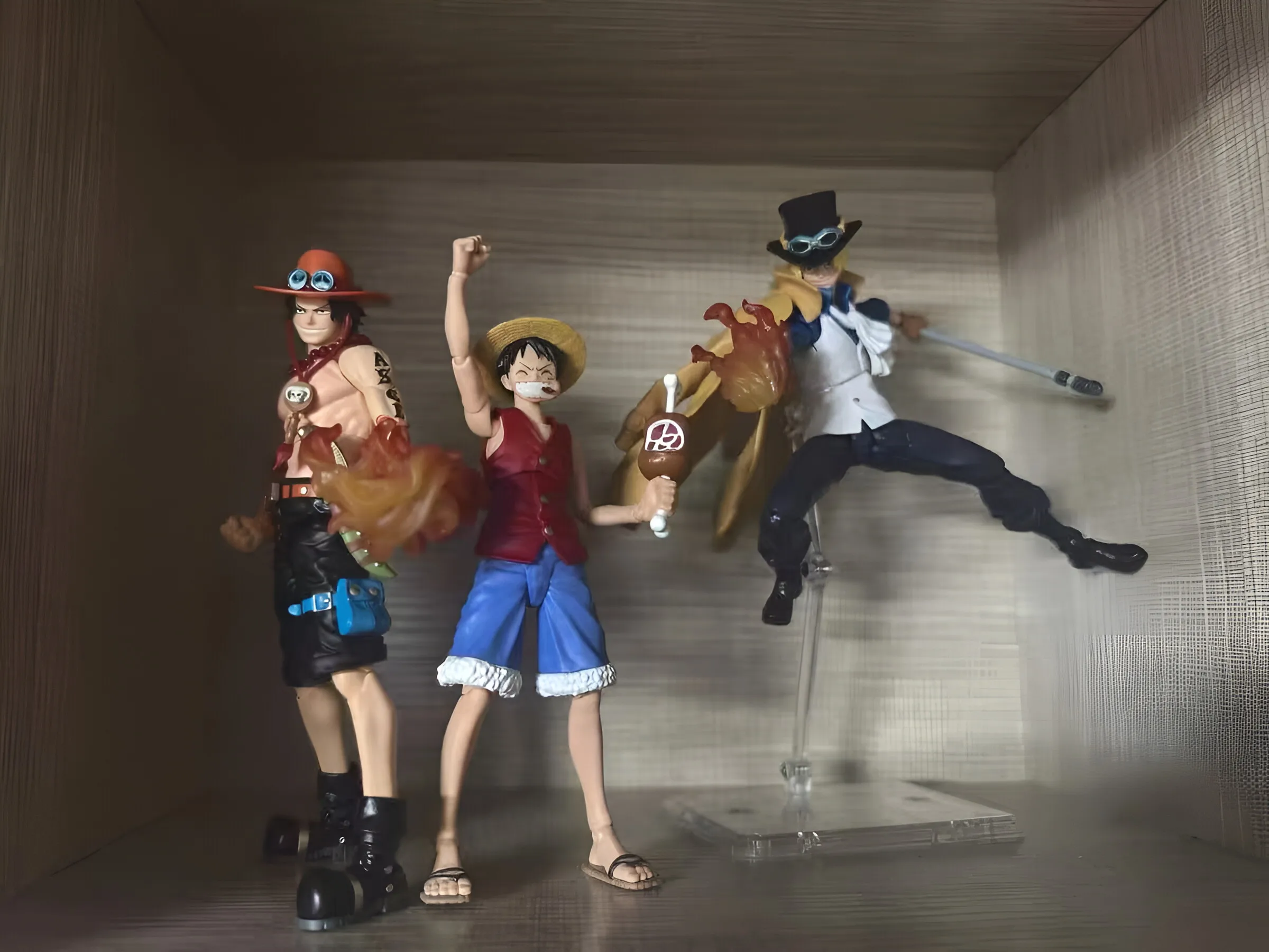 Spot Bandai SHF One Piece Ace Sabo Огненный кулак Пламя Император Мобильная кукла Модель Орнамент
Spot Bandai SHF One Piece Ace Sabo Огненный кулак Пламя Император Мобильная кукла Модель Орнамент