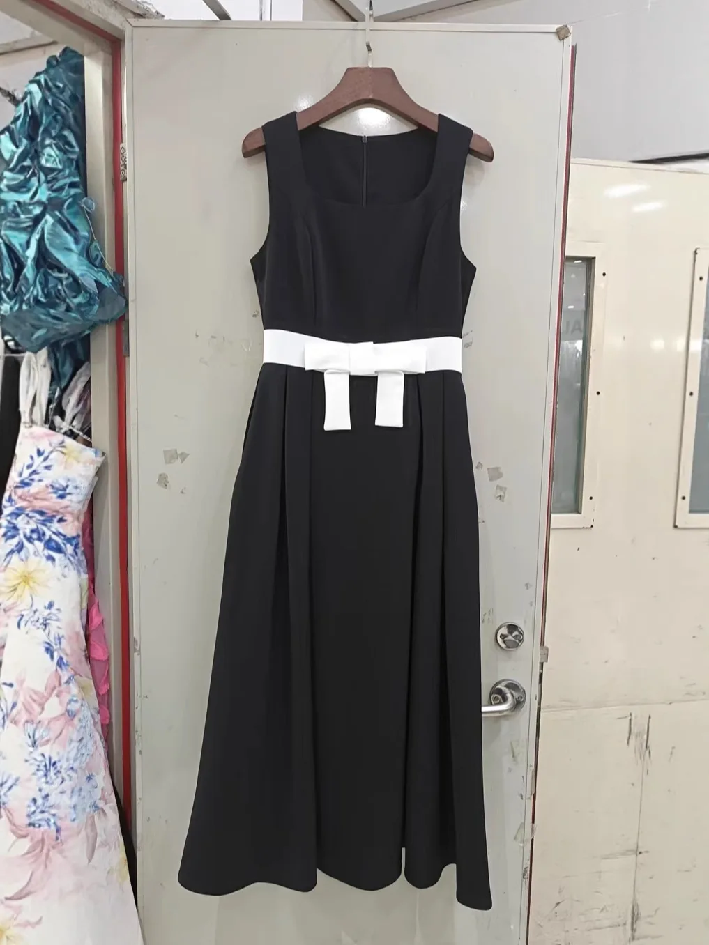 2025 Oversized High Waist Solid Color Sleeveless Zipper Dress Fashion Slim Fit Long Sexy Women's Clothing-GZDL042
2025 Oversized High Waist Solid Color Sleeveless Zipper Dress Fashion Slim Fit Long Sexy Women's Clothing-GZDL042