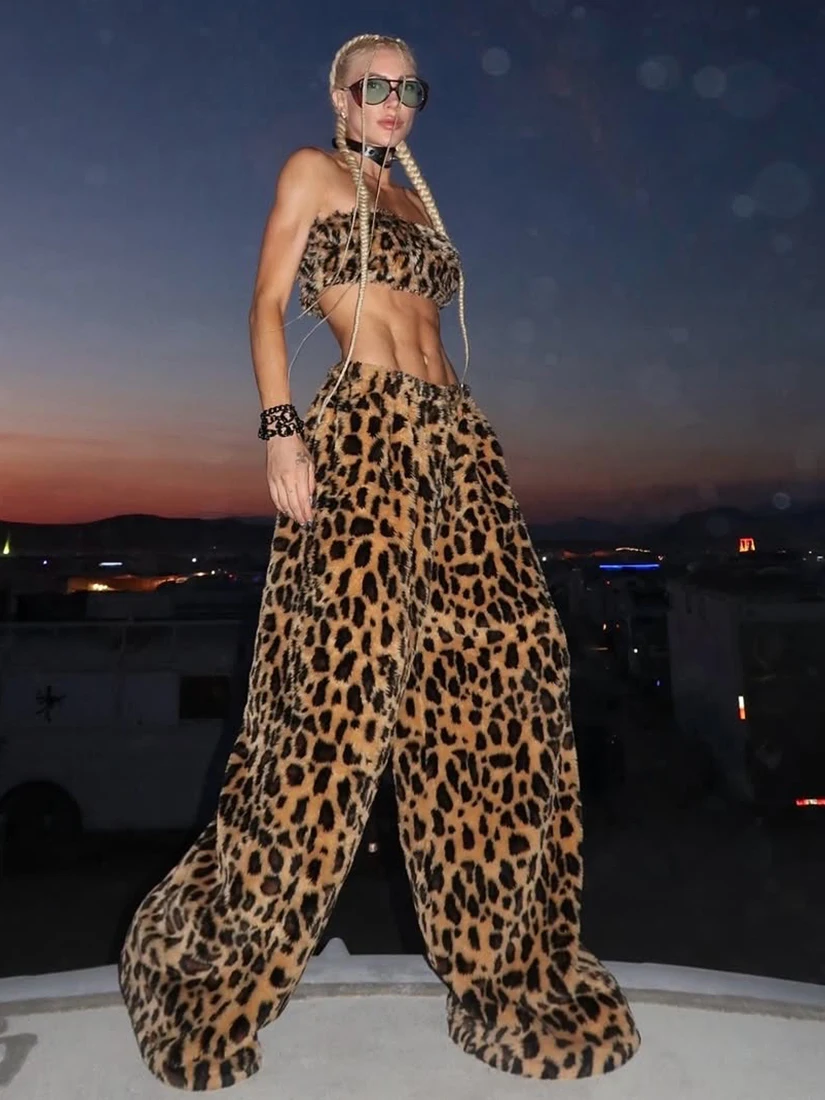 Sisjuly Cool Wild Leopard Print Furry Short Crop Top And Loose Wide Leg Pants Set Women's Autumn Fashion Casual Sportswear
Sisjuly Cool Wild Leopard Print Furry Short Crop Top And Loose Wide Leg Pants Set Women's Autumn Fashion Casual Sportswear