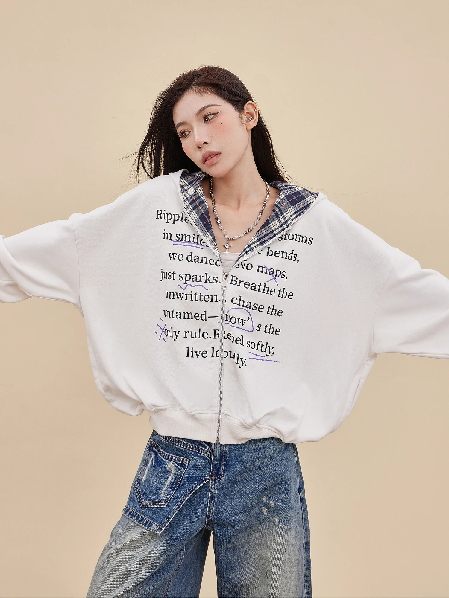 Женская белая толстовка с капюшоном и американским буквенным принтом, повседневная куртка с длинными рукавами, утепленная, из полиэфирного волокна, осенняя новинка
Женская белая толстовка с капюшоном и американским буквенным принтом, повседневная куртка с длинными рукавами, утепленная, из полиэфирного волокна, осенняя новинка