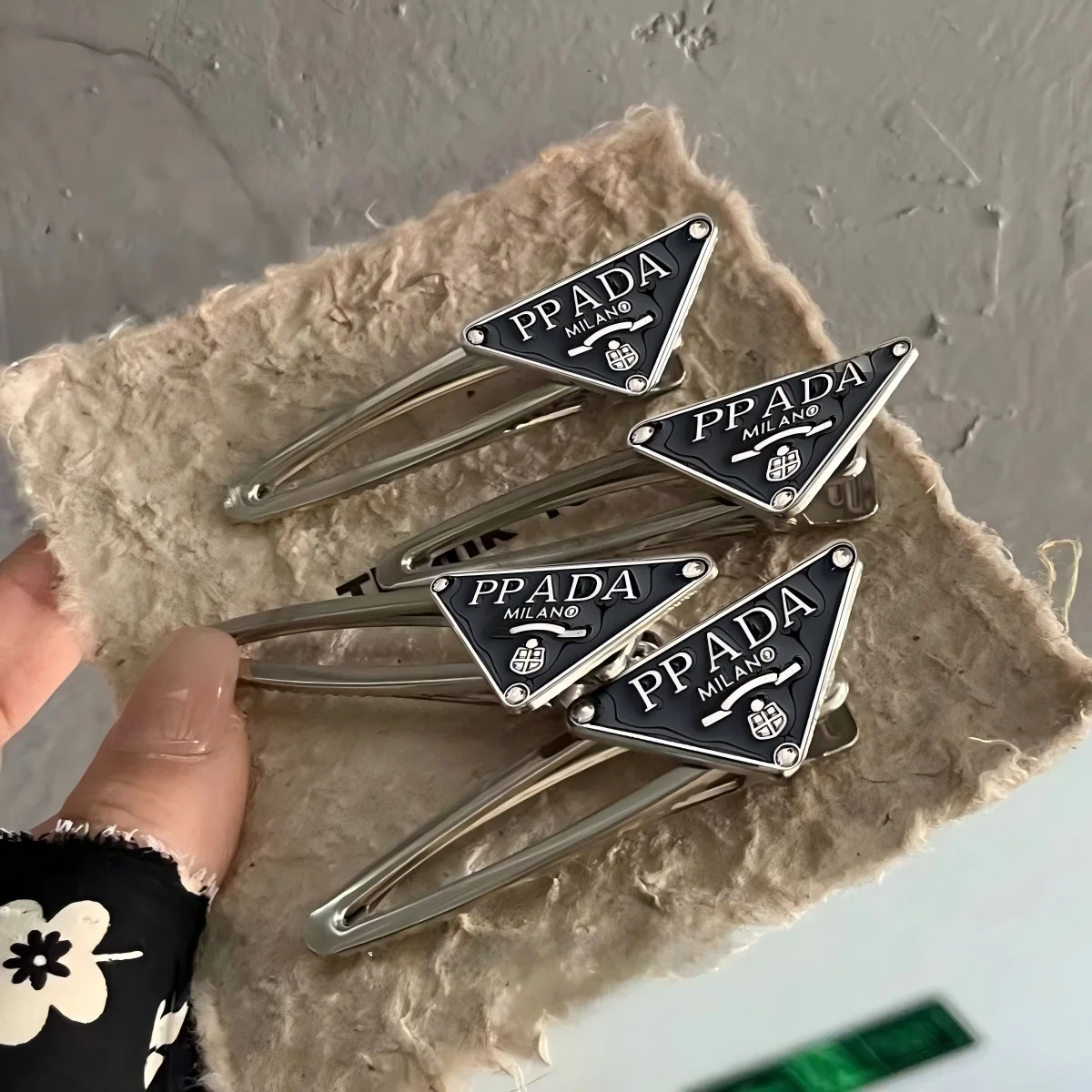Summer 2026 Season New Light Luxury High-end Temperament Black Geometric Hollow Side Bangs Clip - High-value Hair Accessories
Summer 2026 Season New Light Luxury High-end Temperament Black Geometric Hollow Side Bangs Clip - High-value Hair Accessories
