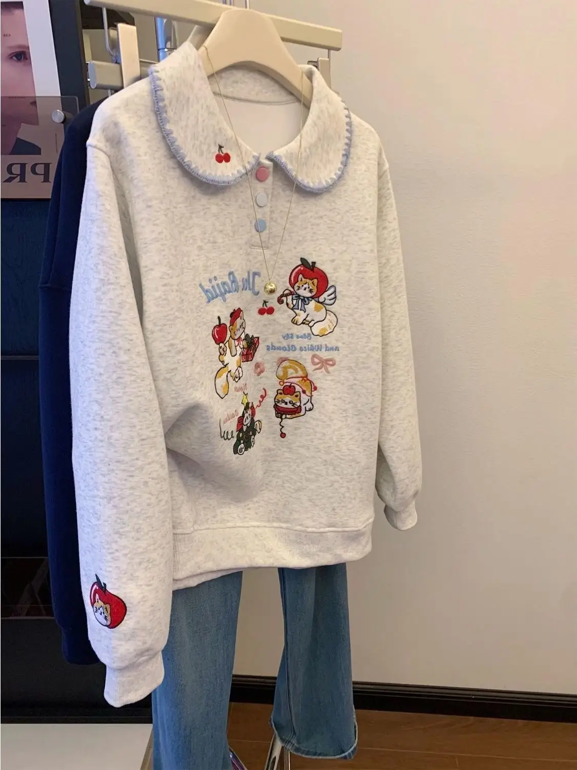 Japanese Sle Sweet Embroidered Cartoon Oversized Sweatirt Faionable Doll Collar Loose Fit Autumn New Arrival Top
Japanese Sle Sweet Embroidered Cartoon Oversized Sweatirt Faionable Doll Collar Loose Fit Autumn New Arrival Top