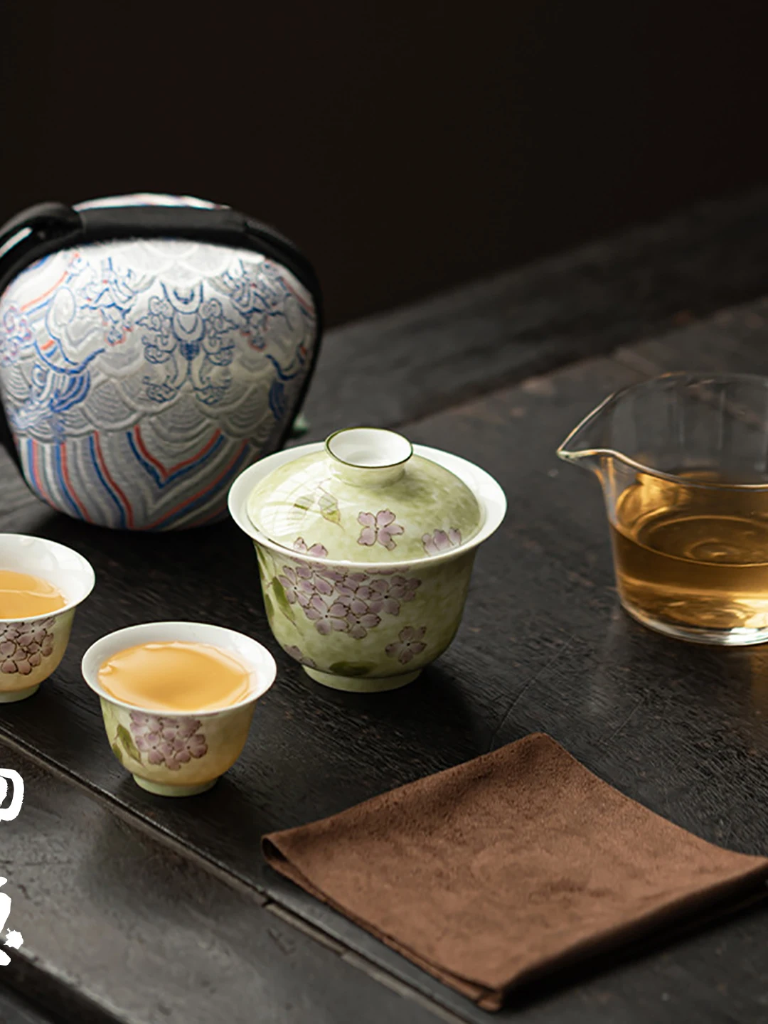 Portable Hand-Painted Ceramic Tea Set with Lid Bowl And Two Cups Outdoor Travel Tea Tools Set Ball Flower Design Tea Cup
Portable Hand-Painted Ceramic Tea Set with Lid Bowl And Two Cups Outdoor Travel Tea Tools Set Ball Flower Design Tea Cup