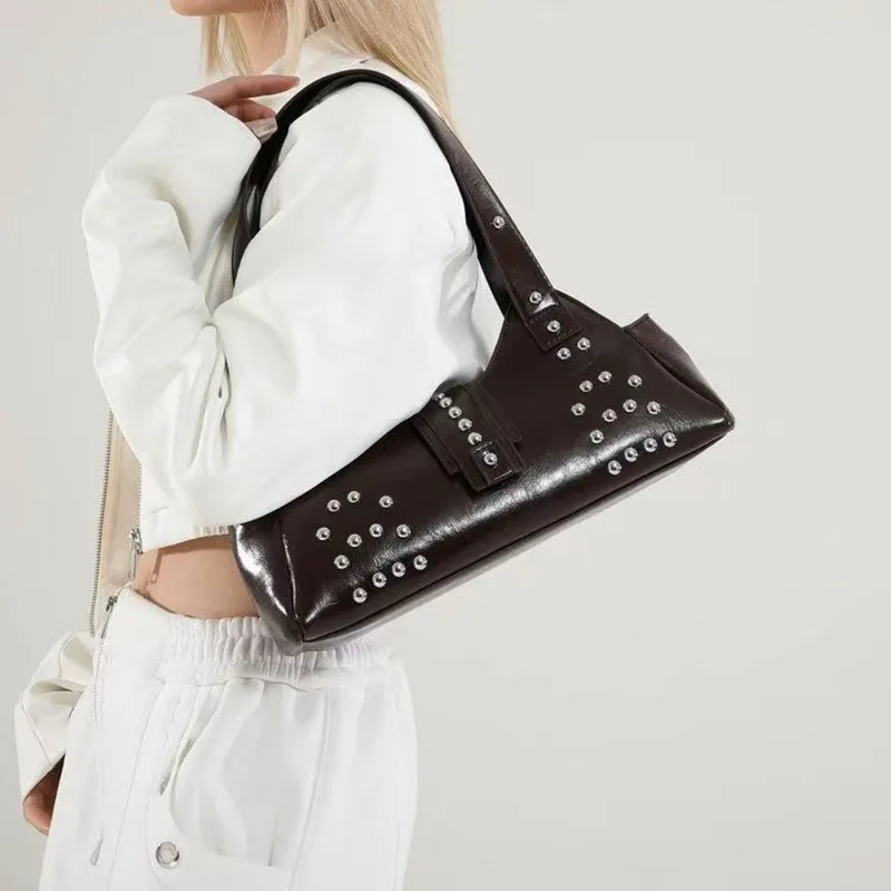 2025 Retro casual and fashionable Hot Girl motorcycle single-shoulder bag, personalized large-capacity rivet style commuting bag
2025 Retro casual and fashionable Hot Girl motorcycle single-shoulder bag, personalized large-capacity rivet style commuting bag