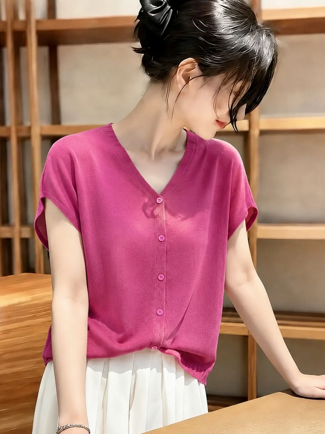 Chic V-Neck Ice Silk Knitted Top Women's Loose Fit Summer Fashionable Versatile White Enhancing Korean Style Short Sleeve Shirt
Chic V-Neck Ice Silk Knitted Top Women's Loose Fit Summer Fashionable Versatile White Enhancing Korean Style Short Sleeve Shirt