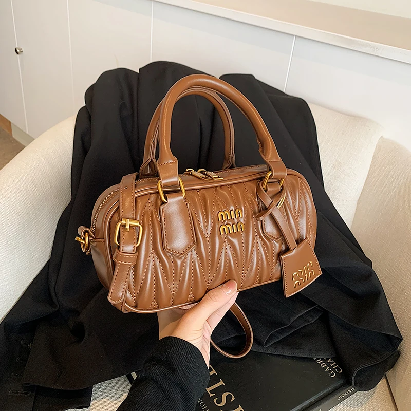 2025 high-quality luxury designer hand-carried high-end bowling bag women's fashion pleated shoulder bag commuting messenger bag
2025 high-quality luxury designer hand-carried high-end bowling bag women's fashion pleated shoulder bag commuting messenger bag