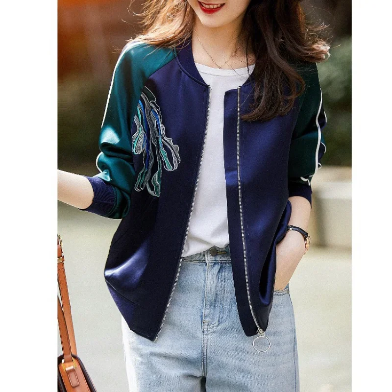 Высококачественное короткое пальто из искусственного шелка для женщин, топ с вышивкой, куртка для бейсбольного костюма, верхняя одежда, весна и осень, элитный класс
Высококачественное короткое пальто из искусственного шелка для женщин, топ с вышивкой, куртка для бейсбольного костюма, верхняя одежда, весна и осень, элитный класс