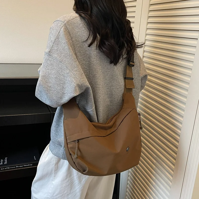 Fashionable Trendy Crossbody Bag New Large Capacity Jiaozi Bag Women's Versatile Design Single Shoulder Bag
Fashionable Trendy Crossbody Bag New Large Capacity Jiaozi Bag Women's Versatile Design Single Shoulder Bag