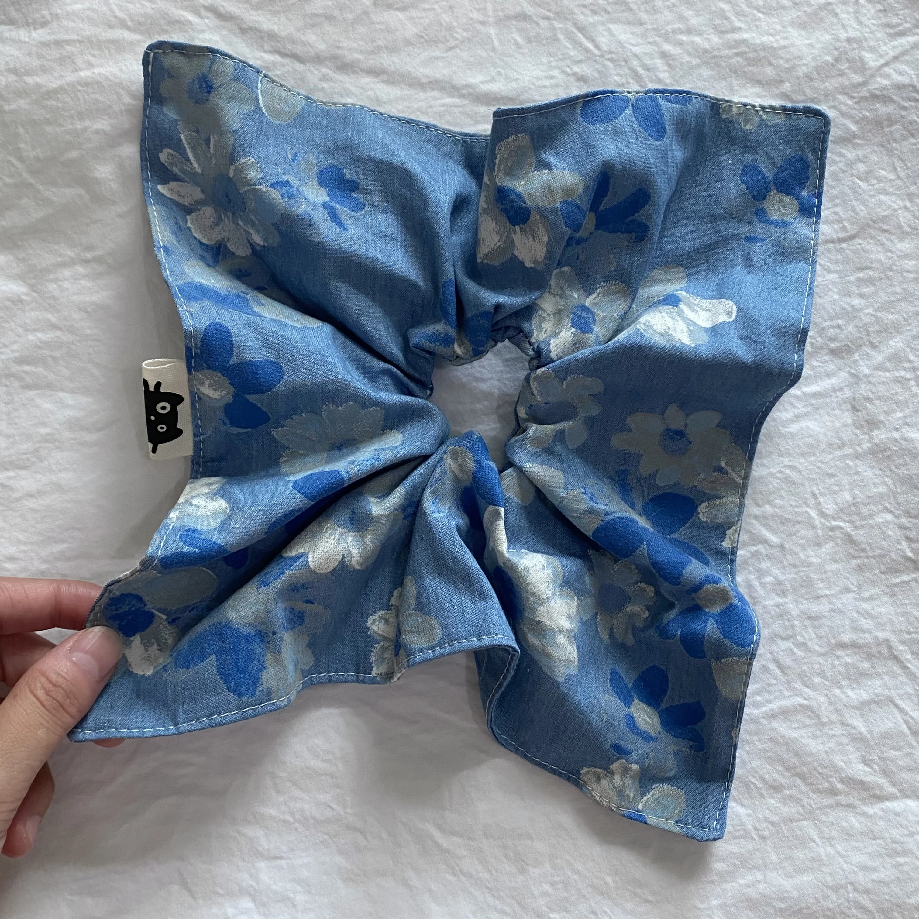 1 шт., художественная синяя джинсовая резинка для волос с цветочным принтом, большая квадратная резинка для волос, уникальный и стильный аксессуар для волос для женщин
1 шт., художественная синяя джинсовая резинка для волос с цветочным принтом, большая квадратная резинка для волос, уникальный и стильный аксессуар для волос для женщин