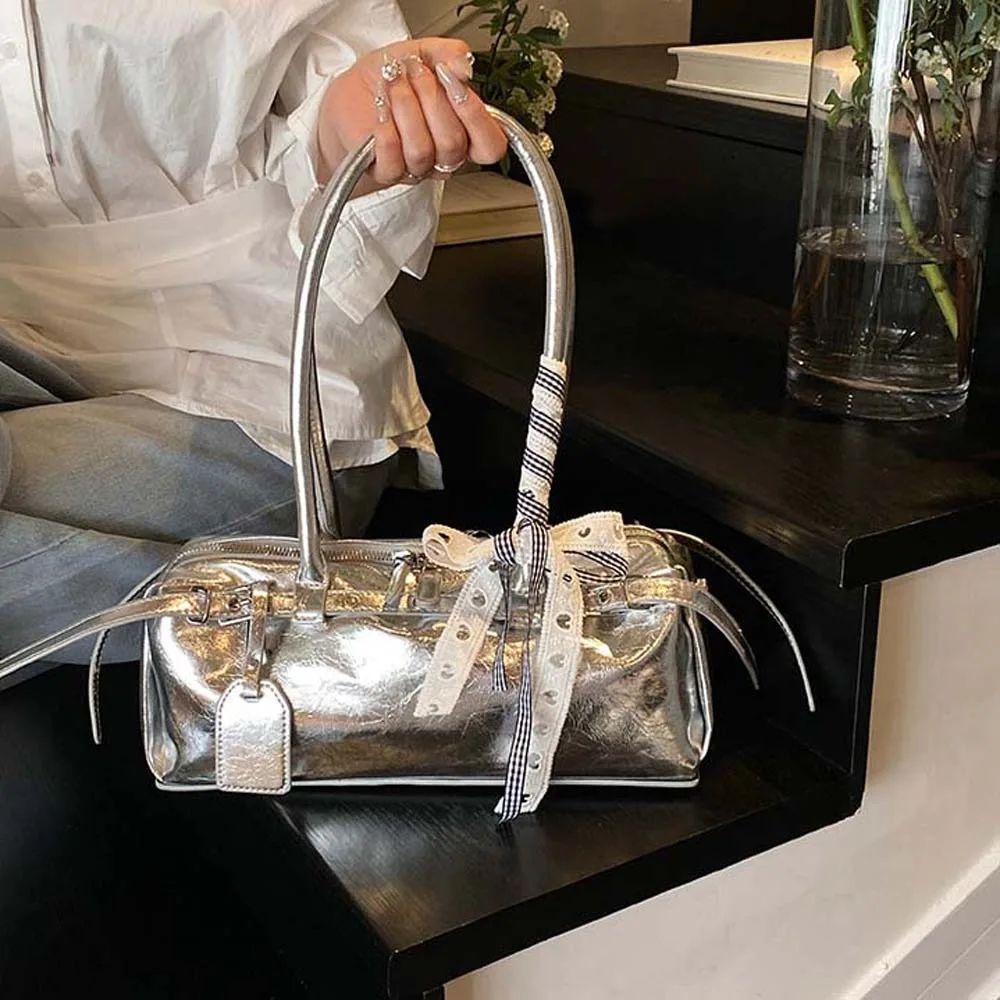 Solid Color French Stick Handbag Bow Ribbon High Quality Silver PU Shoulder Bag Large Capacity Y2K Cylinder Underarm Bags Travel
Solid Color French Stick Handbag Bow Ribbon High Quality Silver PU Shoulder Bag Large Capacity Y2K Cylinder Underarm Bags Travel