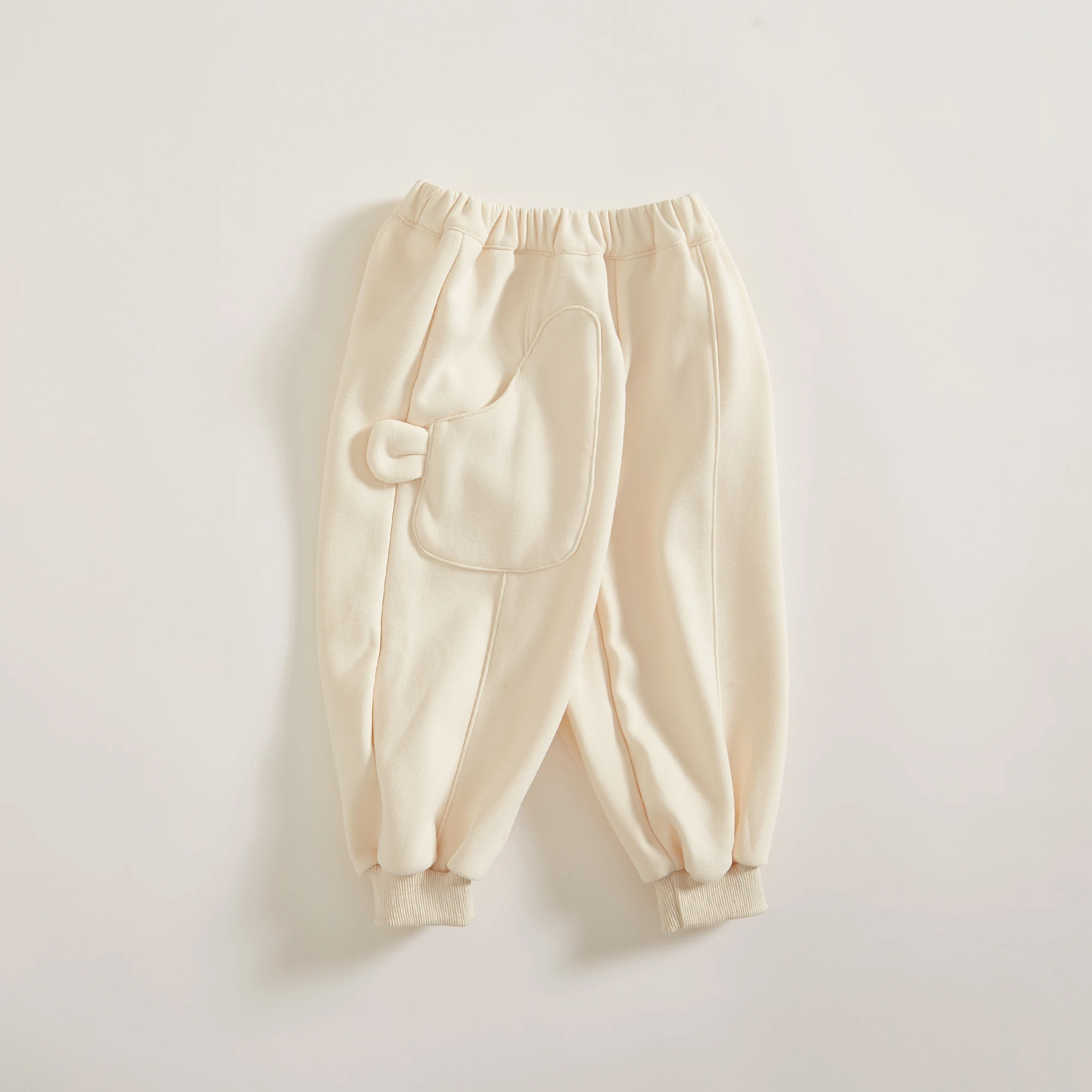 Новая осенняя одежда для малышей 2–4 лет, модные детские штаны, маленькие уши плюс плюшевые толстые спортивные штаны.
Новая осенняя одежда для малышей 2–4 лет, модные детские штаны, маленькие уши плюс плюшевые толстые спортивные штаны.