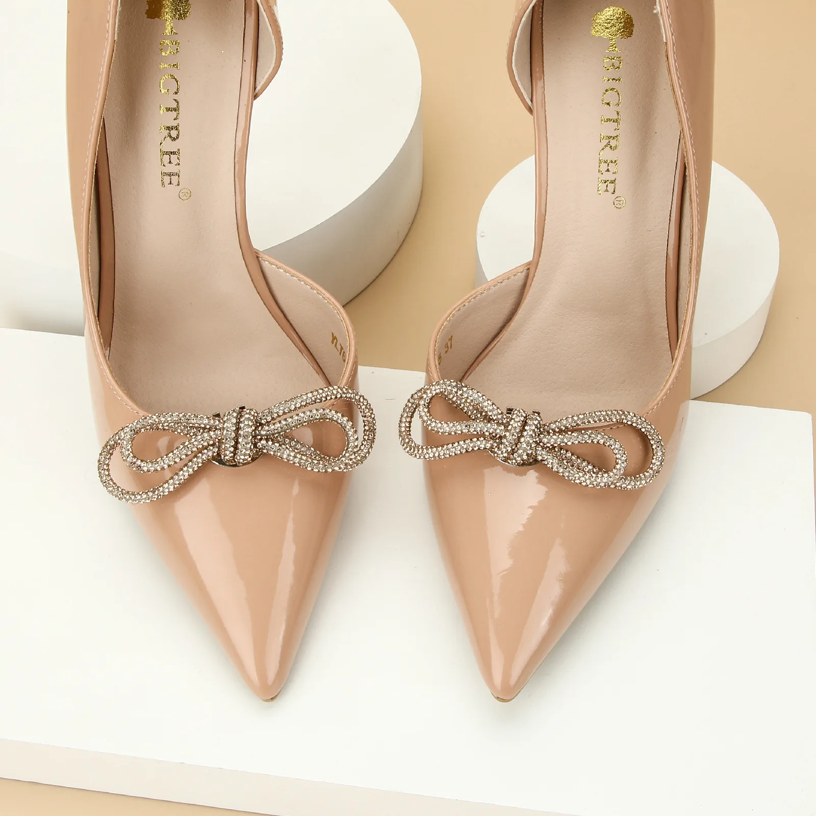 Металлические булавки-украшения для женских туфель на высоком каблуке, аксессуары для взрослых, декор для праздничной обуви, элегантные и роскошные украшения для каблуков
Металлические булавки-украшения для женских туфель на высоком каблуке, аксессуары для взрослых, декор для праздничной обуви, элегантные и роскошные украшения для каблуков