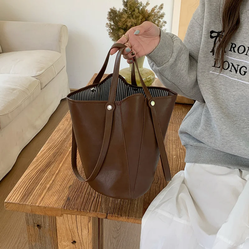 New bucket bag with retro and high-end feel, single shoulder armpit bag, tote bag, versatile, large capacity handheld commuting
New bucket bag with retro and high-end feel, single shoulder armpit bag, tote bag, versatile, large capacity handheld commuting