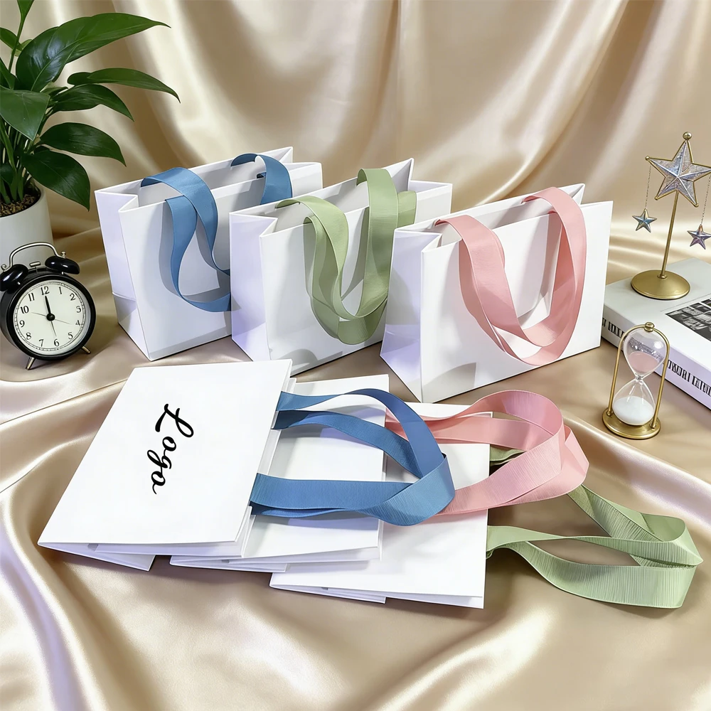 Customizable Logo Luxury Jewelry Paper Bag 15x6x11cm White Paper Gift Tote Bags for Watches Boxes Perfume Cosmetic Candle Soap
Customizable Logo Luxury Jewelry Paper Bag 15x6x11cm White Paper Gift Tote Bags for Watches Boxes Perfume Cosmetic Candle Soap