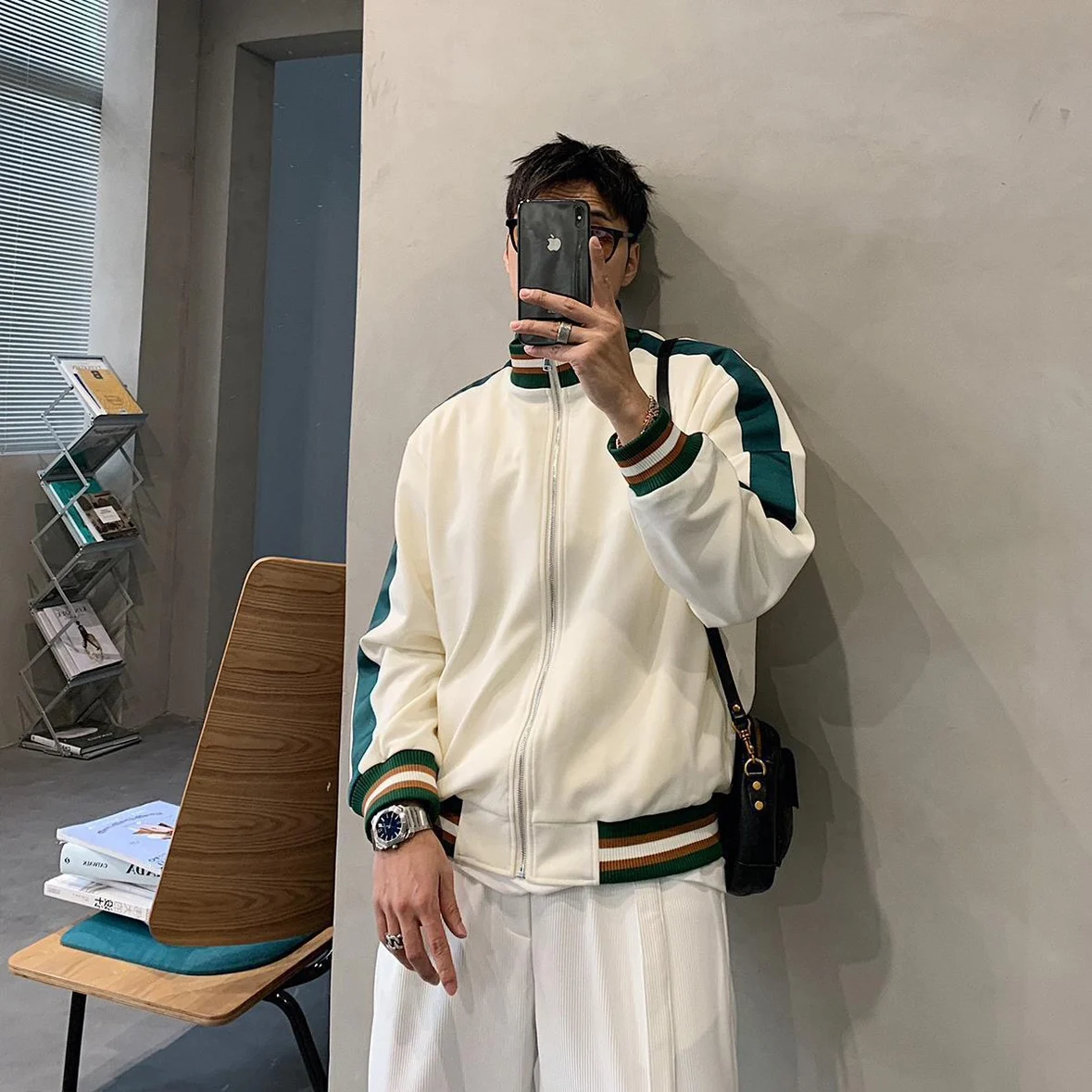 Модная американская куртка-бомбер в стиле пэчворк для мужчин, свободного кроя, с воротником-стойкой, в полоску, осенне-зимняя, из хлопка и полиэстера
Модная американская куртка-бомбер в стиле пэчворк для мужчин, свободного кроя, с воротником-стойкой, в полоску, осенне-зимняя, из хлопка и полиэстера