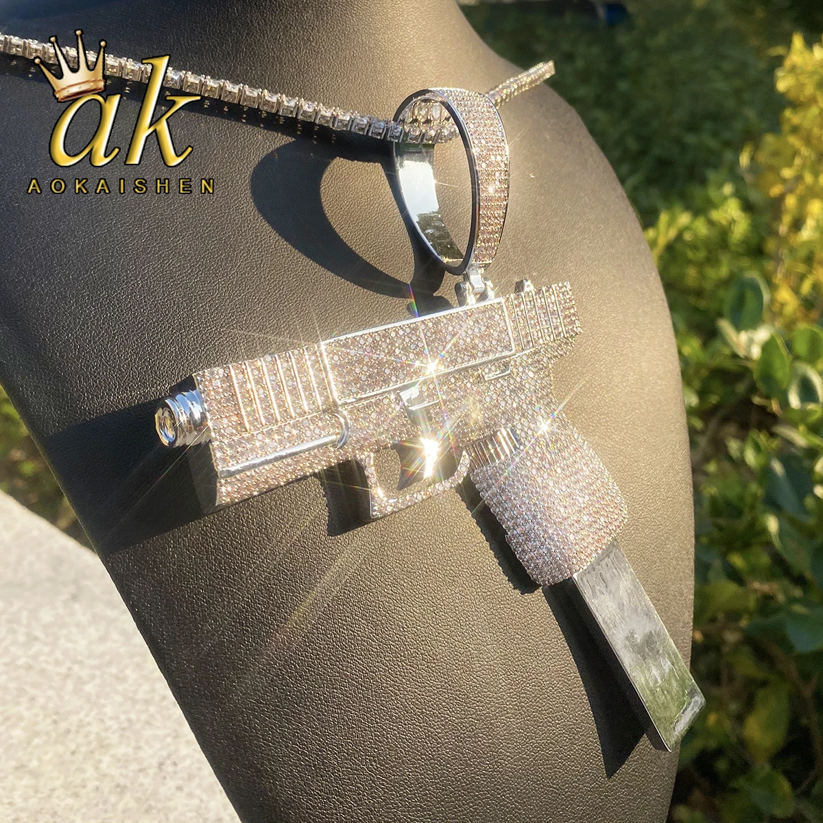 Aokaishen Iced Out Big Gang ожерелье кулон для мужчин 5А цирконий позолоченные ювелирные изделия в стиле хип-хоп
Aokaishen Iced Out Big Gang ожерелье кулон для мужчин 5А цирконий позолоченные ювелирные изделия в стиле хип-хоп