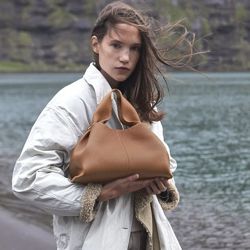 The commuting shopping lady carries a cloud-shaped women's bag, a versatile shoulder bag, and a niche crossbody dumpling bag
The commuting shopping lady carries a cloud-shaped women's bag, a versatile shoulder bag, and a niche crossbody dumpling bag