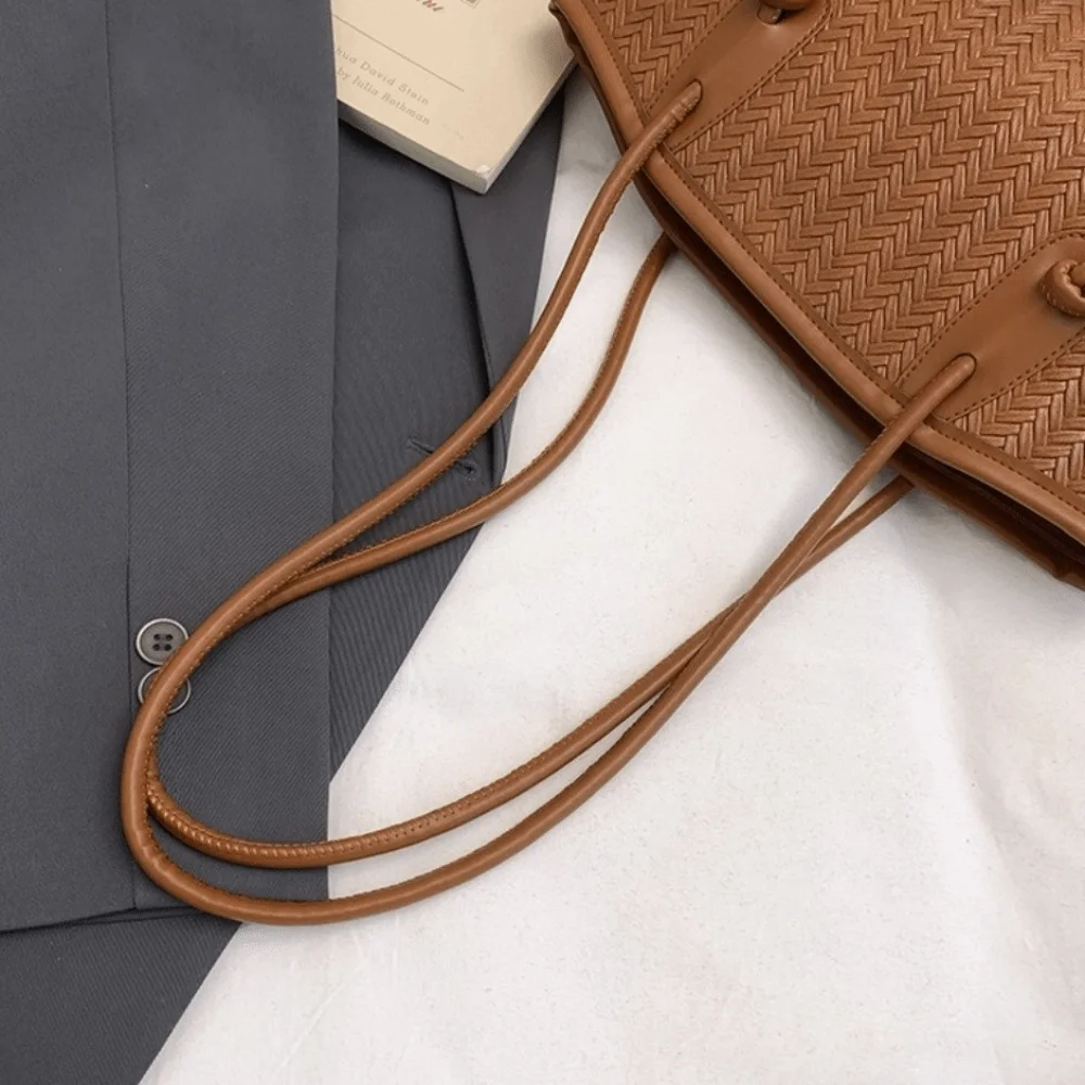 Elegant Large Capacity Shoulder Bag Versatile with Pendant Stylish Underarm Bag Fashionable Solid Color Commuting Bag Shopping
Elegant Large Capacity Shoulder Bag Versatile with Pendant Stylish Underarm Bag Fashionable Solid Color Commuting Bag Shopping
