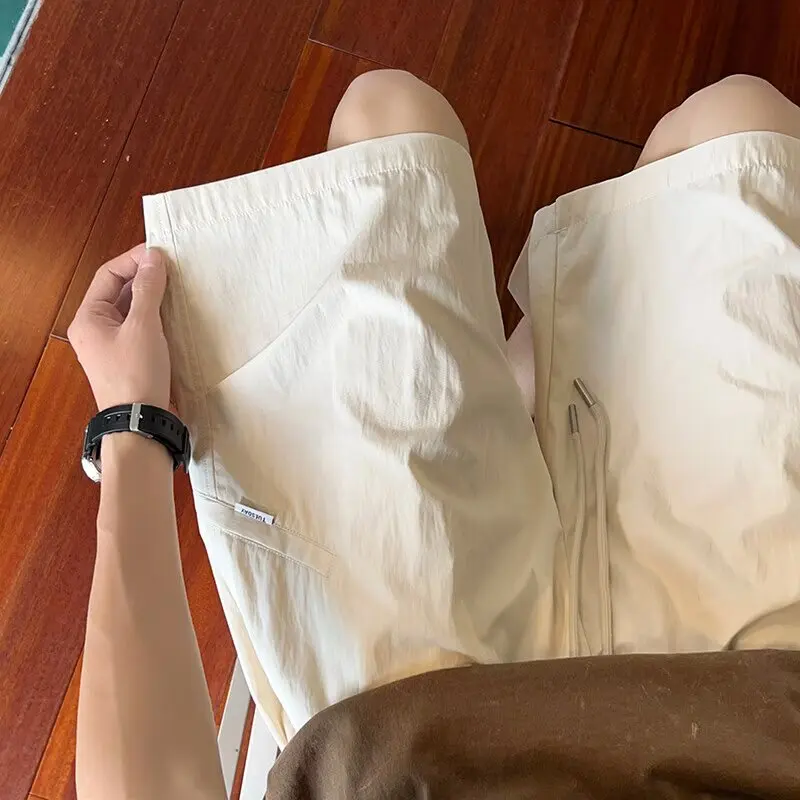 Летние мужские шорты-бриджи в гонконгском ретро-стиле, большие размеры (до 250 фунтов), быстросохнущие, свободного кроя, для подростков
Летние мужские шорты-бриджи в гонконгском ретро-стиле, большие размеры (до 250 фунтов), быстросохнущие, свободного кроя, для подростков