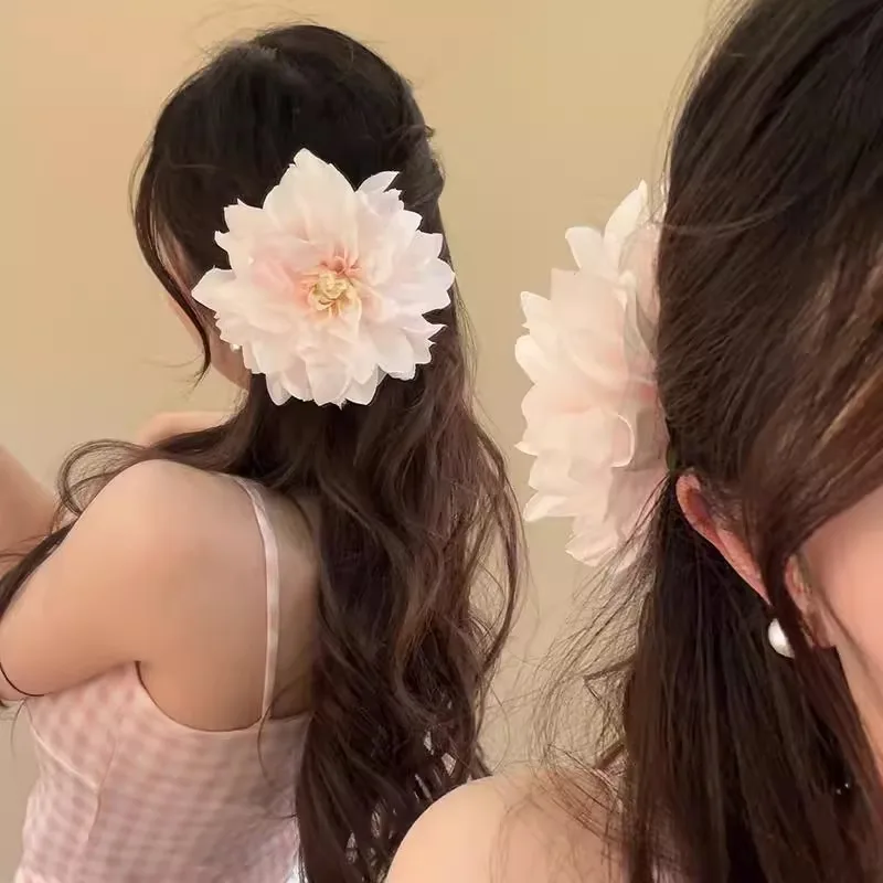 Pink flower hairpin, side bangs clip, vacation style photo, headgear, hair accessories, hairpin, bangs clip, side clip.
Pink flower hairpin, side bangs clip, vacation style photo, headgear, hair accessories, hairpin, bangs clip, side clip.
