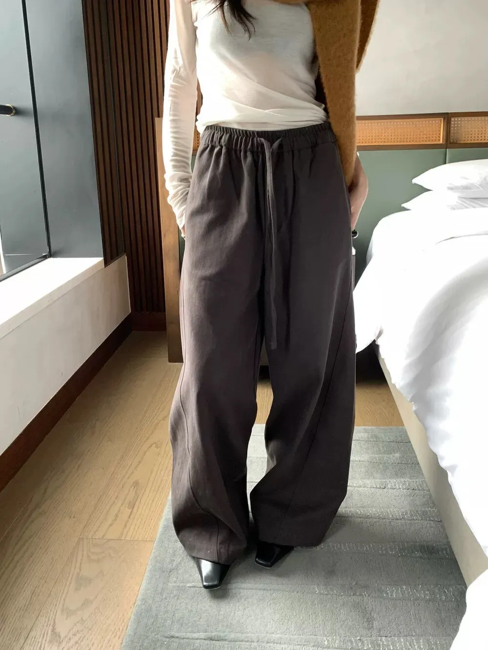 Женские повседневные брюки с широкими штанинами на подкладке, с эластичным поясом на шнурке, универсальные, свободного кроя, с высокой талией, для осени и зимы
Женские повседневные брюки с широкими штанинами на подкладке, с эластичным поясом на шнурке, универсальные, свободного кроя, с высокой талией, для осени и зимы