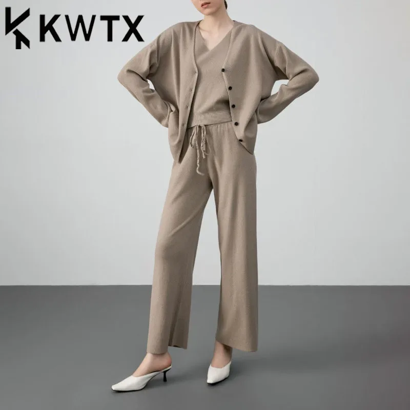 KWTX New Spring Summer Women's 3 Piece Set V-Neck Knit Cardigan Wide Leg Pants Casual Slim Fit Minimalist Elegant Chic
KWTX New Spring Summer Women's 3 Piece Set V-Neck Knit Cardigan Wide Leg Pants Casual Slim Fit Minimalist Elegant Chic