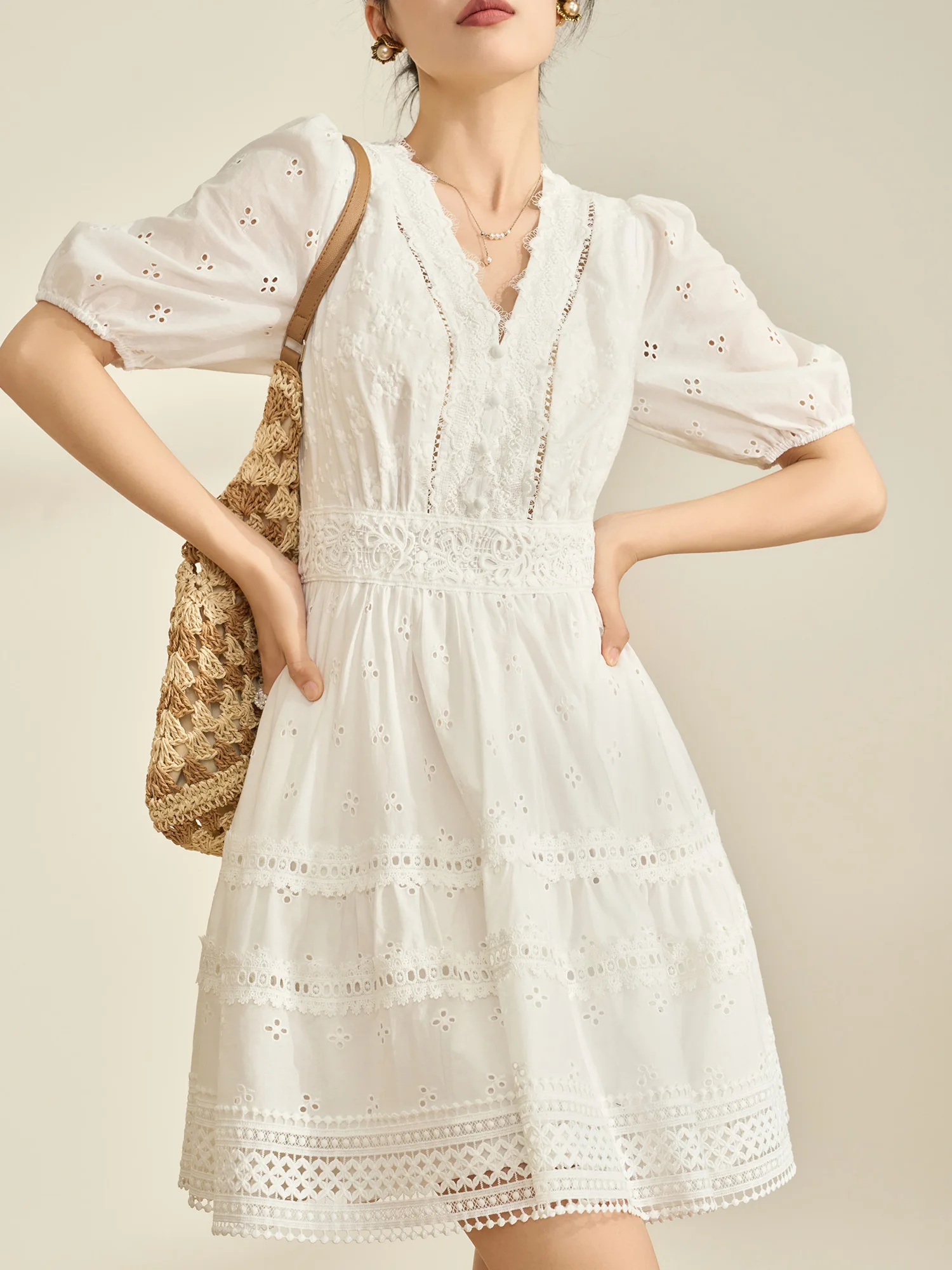 Flowing Era White Lace Hollow V-Neck Short Sleeve Dress Women's Spring Fashion Waist-Cinching Bubble Sleeve Dress
Flowing Era White Lace Hollow V-Neck Short Sleeve Dress Women's Spring Fashion Waist-Cinching Bubble Sleeve Dress