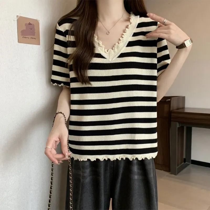 Fashionable Folds Spliced T-shirts Summer Contrasting Colors Loose Female Casual V-Neck Striped Basic Short Sleeve Pullovers New
Fashionable Folds Spliced T-shirts Summer Contrasting Colors Loose Female Casual V-Neck Striped Basic Short Sleeve Pullovers New
