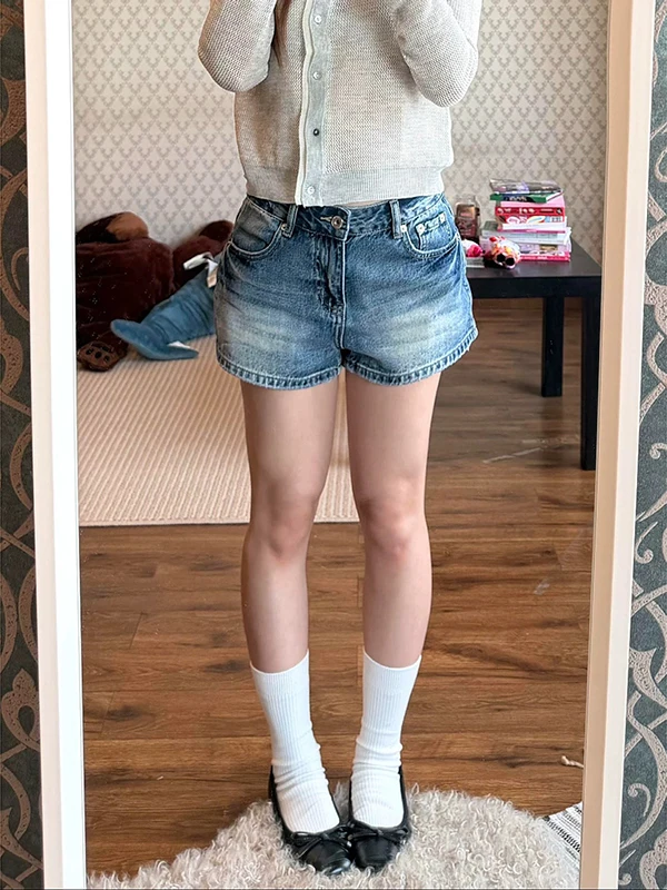 Retro American Light Blue Low Waist Jeans Shorts Women Summer Thin Slimming Loose Wash Casual Five-Point Pants
Retro American Light Blue Low Waist Jeans Shorts Women Summer Thin Slimming Loose Wash Casual Five-Point Pants