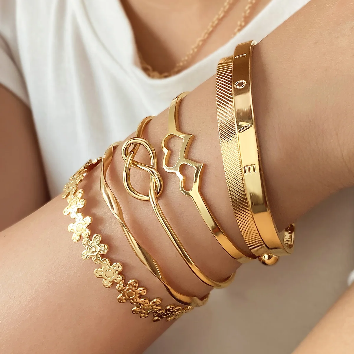 Women's 4-Piece Set Gold Plated Alloy Heart-Knotted Open Bracelets Fashionable Tarnish Tarnish Jewelry Perfect Mother's Day Gift
Women's 4-Piece Set Gold Plated Alloy Heart-Knotted Open Bracelets Fashionable Tarnish Tarnish Jewelry Perfect Mother's Day Gift