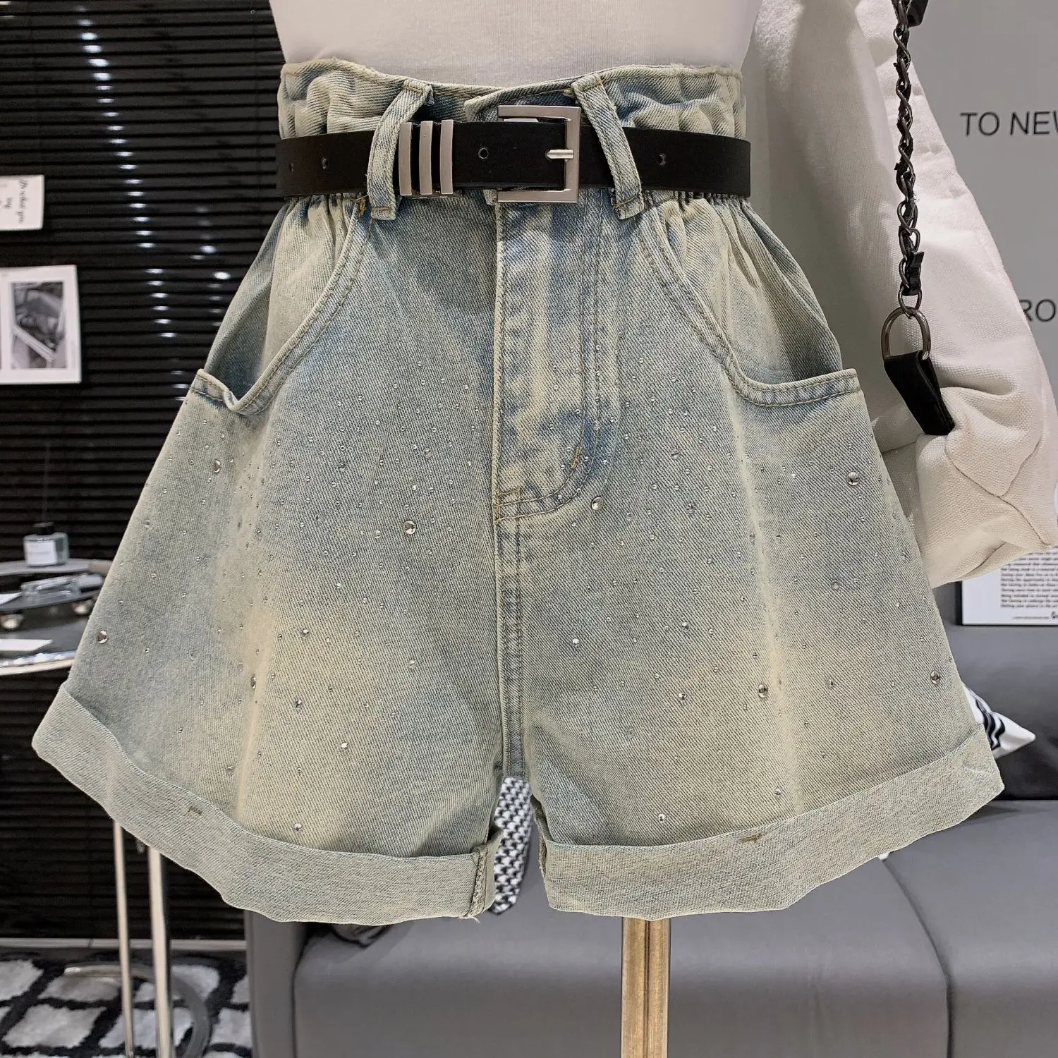 Women's A- line High-waisted Denim Shorts New Style Slimming Versatile Casual Trousers Heat-resistant E9017
Women's A- line High-waisted Denim Shorts New Style Slimming Versatile Casual Trousers Heat-resistant E9017