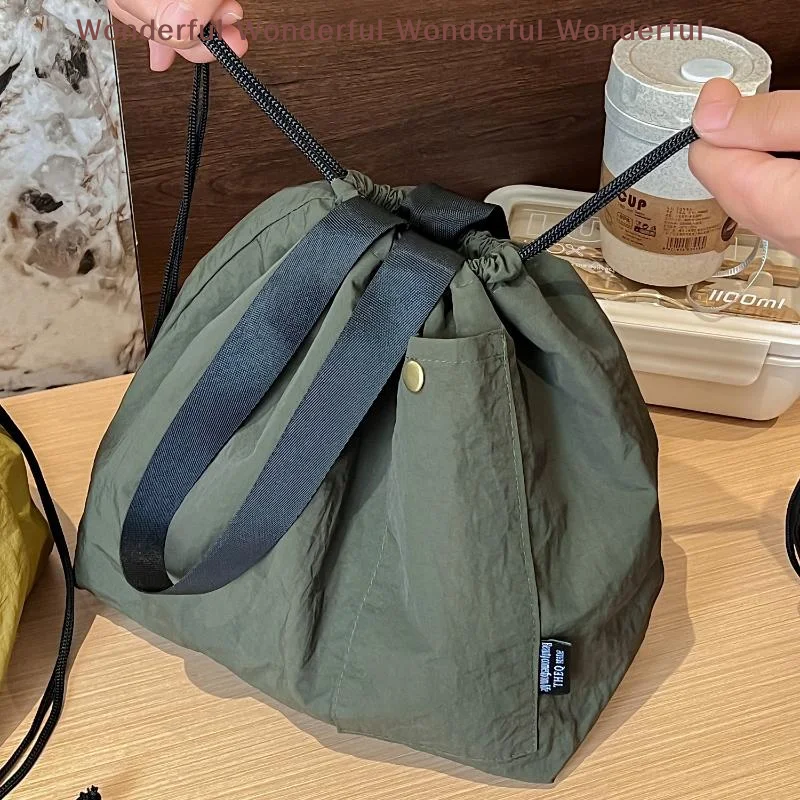 Travel-Friendly Bento Box Bag Featuring Drawstring and Thermal Insulation for Fresh Meals
Travel-Friendly Bento Box Bag Featuring Drawstring and Thermal Insulation for Fresh Meals