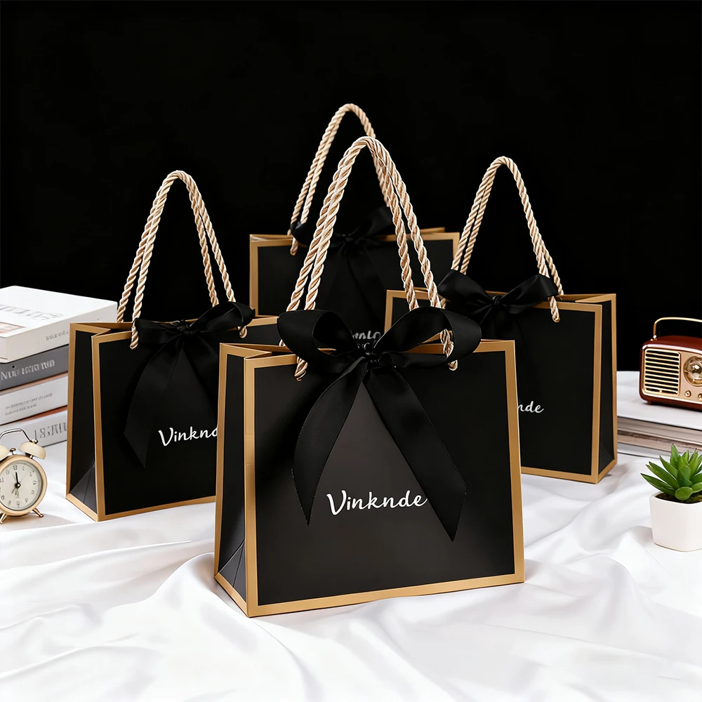 Роскошный черный бумажный подарочный пакет с ленточными ручками, индивидуальный логотип для ювелирных изделий, ожерелья, сережек, косметики, упаковочные пакеты для духов
Роскошный черный бумажный подарочный пакет с ленточными ручками, индивидуальный логотип для ювелирных изделий, ожерелья, сережек, косметики, упаковочные пакеты для духов