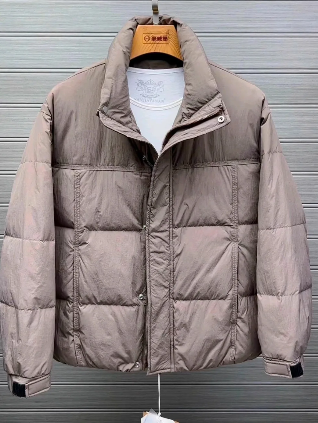 High Quali Men's Stand Collar down Jaet Autumn Winter New Sle Faionable Versatile Busin Casual European Sle Coat
High Quali Men's Stand Collar down Jaet Autumn Winter New Sle Faionable Versatile Busin Casual European Sle Coat