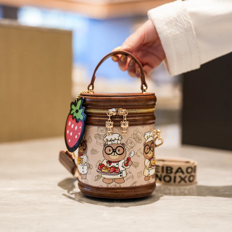 Женская цилиндрическая сумка Beibaobao, новинка 2025, мультяшная цилиндрическая ретро-ручная сумка-ведро, модная сумка через плечо 
Женская цилиндрическая сумка Beibaobao, новинка 2025, мультяшная цилиндрическая ретро-ручная сумка-ведро, модная сумка через плечо