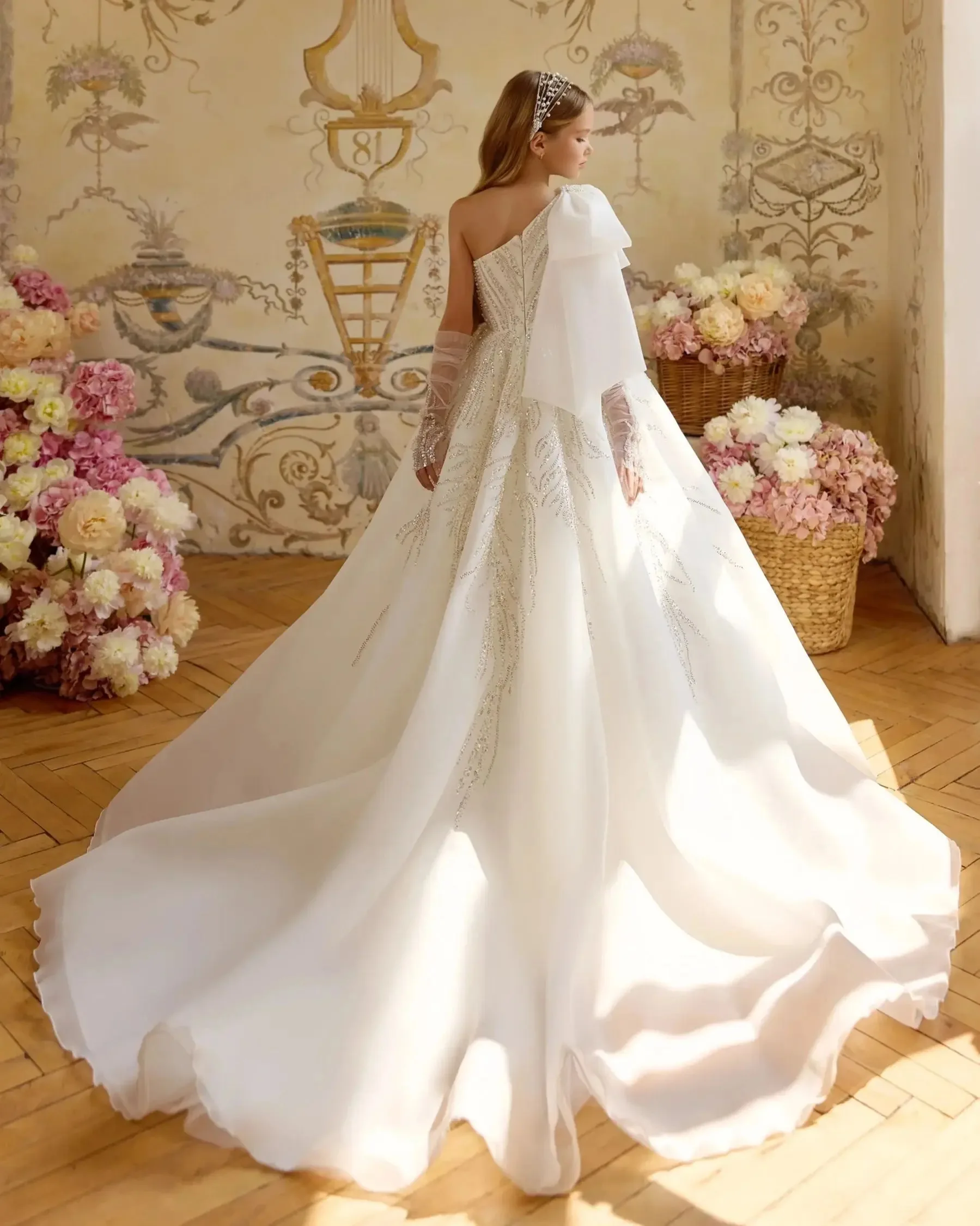 White One Shoulder Flower Girl Dresses for Wedding Beaded Floor Length Girl Birthday Party Gowns First Communion Gown Customized
White One Shoulder Flower Girl Dresses for Wedding Beaded Floor Length Girl Birthday Party Gowns First Communion Gown Customized