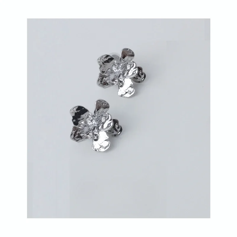 Advanced minimalist design niche texture petal earrings painless mosquito coil disc ear clips
Advanced minimalist design niche texture petal earrings painless mosquito coil disc ear clips