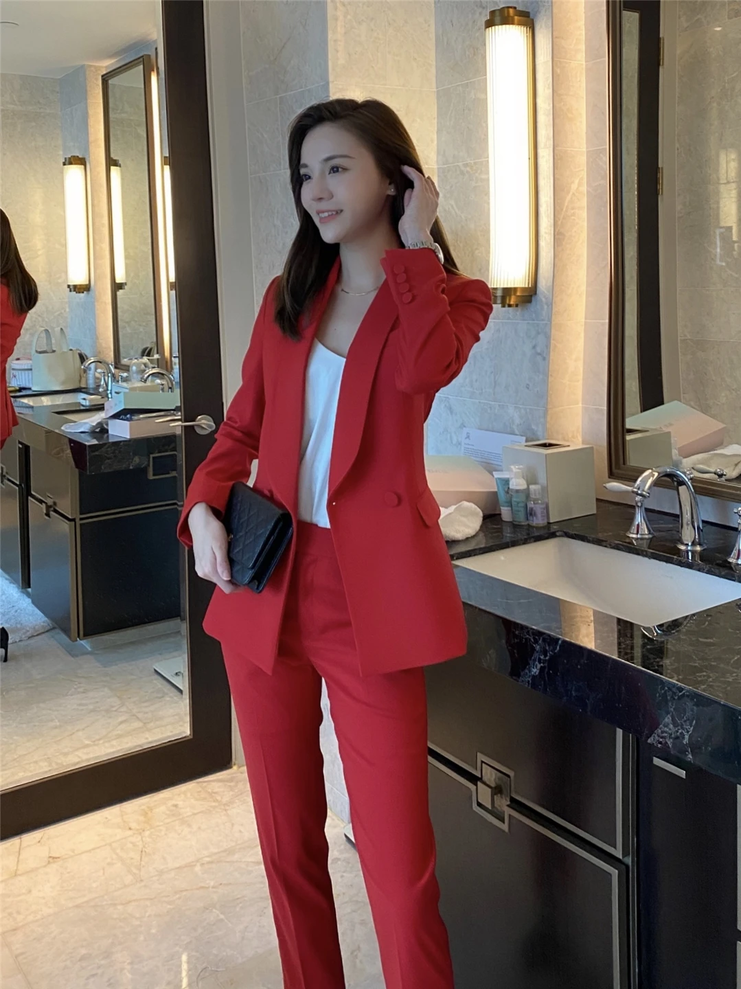 Красный приталенный костюм-двойка для женщин: повседневный, в корейском стиле, модный, с британским шармом, отличный вариант для верхней одежды
Красный приталенный костюм-двойка для женщин: повседневный, в корейском стиле, модный, с британским шармом, отличный вариант для верхней одежды