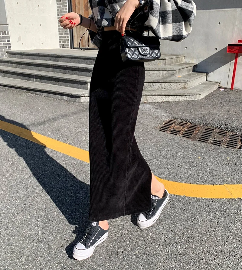 Black Corduroy Midi Skirt Women's Retro Hong Kong Style High Waist Bodycon Slimming Mid-Length Back Split Skirt
Black Corduroy Midi Skirt Women's Retro Hong Kong Style High Waist Bodycon Slimming Mid-Length Back Split Skirt