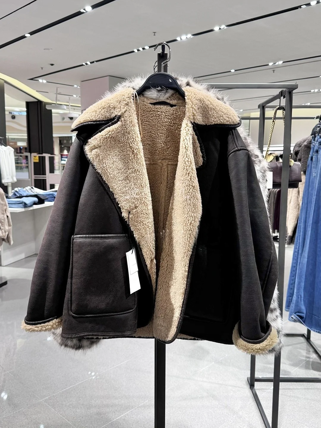 Casual Loose Women's Double-Sided Collar Leather Fur Integrated Long Sleeve Jacket Autumn Winter Fashion Outerwear
Casual Loose Women's Double-Sided Collar Leather Fur Integrated Long Sleeve Jacket Autumn Winter Fashion Outerwear