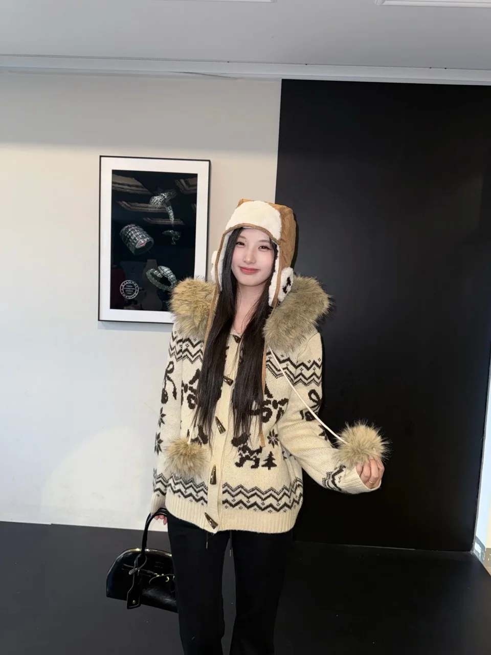 Retro Fair Isle Knitted Hat Coat for Women with Large Fur Collar And Horn Buttons Warm Casual Sle Loose Fit Outerwear
Retro Fair Isle Knitted Hat Coat for Women with Large Fur Collar And Horn Buttons Warm Casual Sle Loose Fit Outerwear