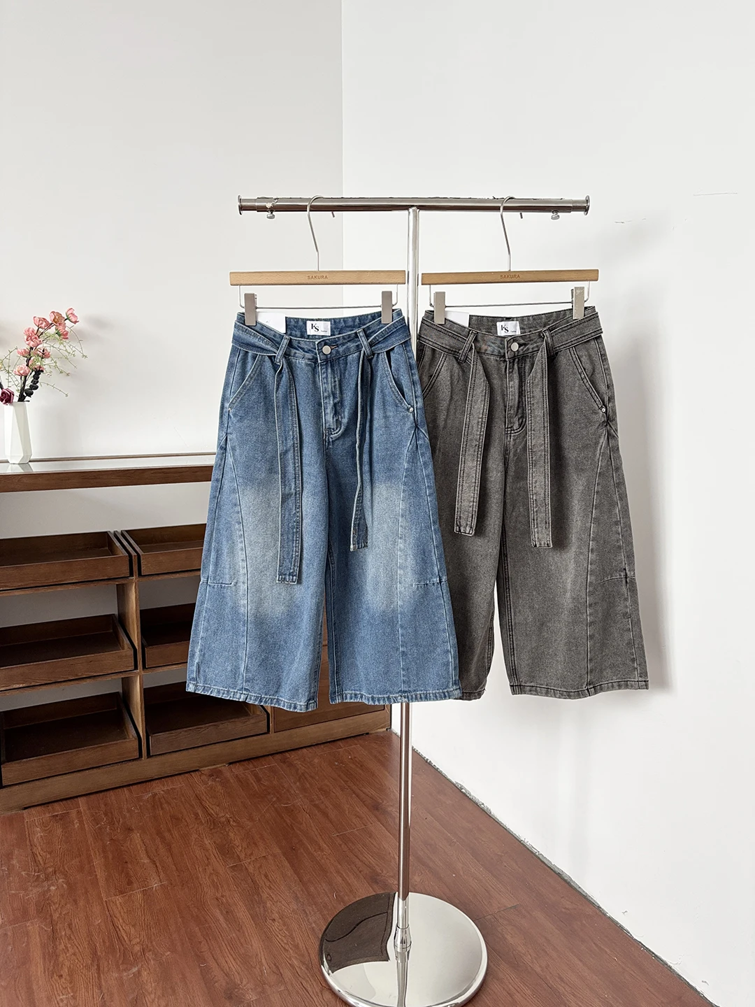 Slimming High Waist Denim Capri Pants American Retro Washed Style Women's Loose Wide Leg Jeans Summer New Fashion
Slimming High Waist Denim Capri Pants American Retro Washed Style Women's Loose Wide Leg Jeans Summer New Fashion