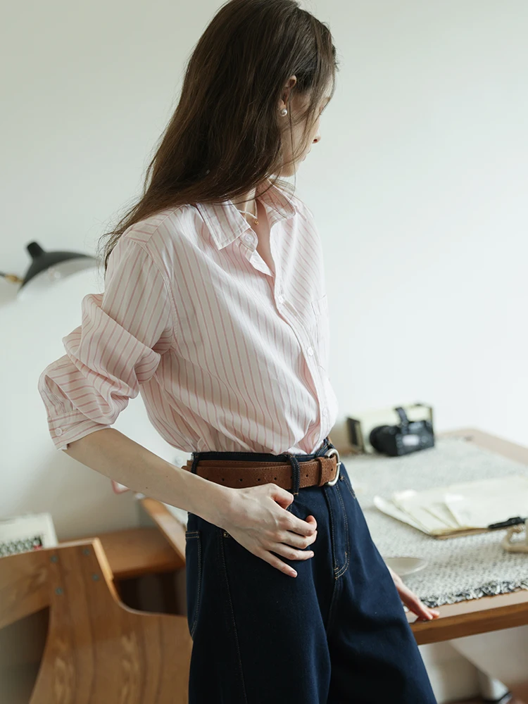 Розовая полосатая свободная хлопковая рубашка с длинными рукавами для женщин, весенняя, повседневная, дышащая, удобная, не требует глажки.
Розовая полосатая свободная хлопковая рубашка с длинными рукавами для женщин, весенняя, повседневная, дышащая, удобная, не требует глажки.