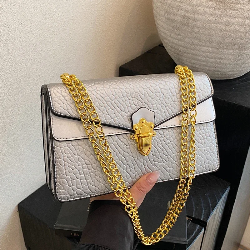 2025 New Silver Shoulder Bag Chains Messenger Bag Fashion Girls Casual Handbag Simple Leisure Personality Small Square Women Bag
2025 New Silver Shoulder Bag Chains Messenger Bag Fashion Girls Casual Handbag Simple Leisure Personality Small Square Women Bag